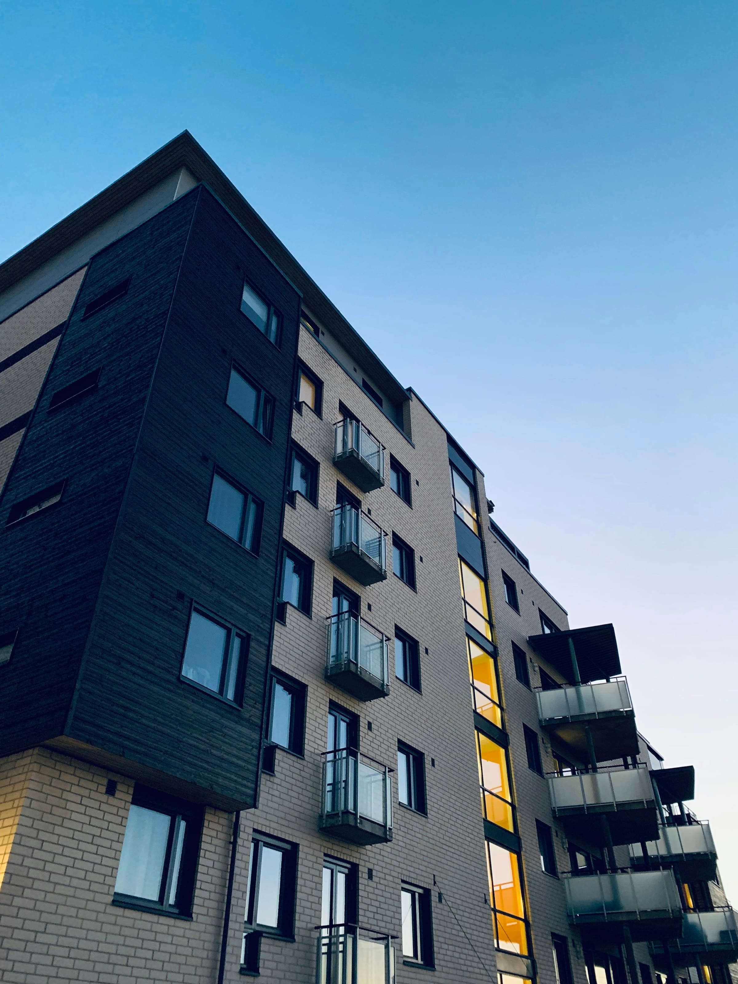 Fassade eines Mehrfamilienhauses mit ruhiger, vertikaler Gliederung